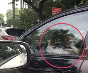Bé gái lái ôtô biển xanh vi vu trên phố Hà Nội