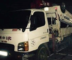 Cán bộ quản lý thị trường tử vong trong taxi lao xuống suối