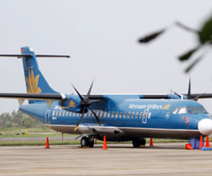 Máy bay ATR 72 bị xe kéo hàng đâm hỏng