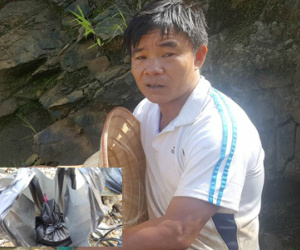 Sập hầm vàng ở Lào Cai: “Không tìm thấy con, tôi đành lấy đất mang về”