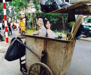 Sau tất cả, là số phận bi đát của những tấm ảnh cưới: Hết chặn rác che bếp lại đến làm bạt chống nắng