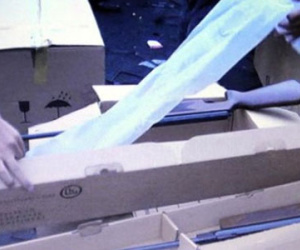Súng và 2.000 viên đạn trong quần áo từ Mỹ về Sài Gòn