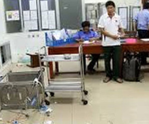 Vào trạm xá rửa vết thương xong thì bị đâm chết