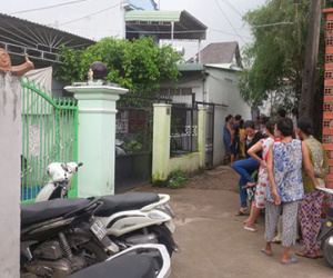 Vợ hoảng hồn phát hiện chồng treo cổ trước hiên nhà