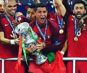 Cristiano Ronaldo được bầu chọn là Cầu thủ xuất sắc nhất châu Âu 2016