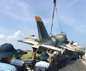 Đưa xác máy bay huấn luyện L39 khỏi cánh đồng để điều tra
