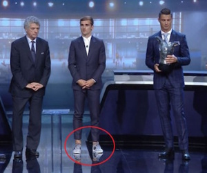 Griezmann bị chế giễu vì đi giày thể thao dự lễ sang trọng