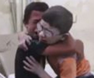 Hai cậu bé Syria ôm nhau nức nở vì anh trai bị không kích