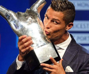 Ronaldo chọc Pique khi đoạt danh hiệu cầu thủ hay nhất châu Âu