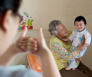 Thời nào mà còn bắt ông bà "có nghĩa vụ" chăm cháu?