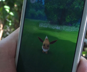 Ba cô gái quên trả tiền cơm, bỏ lại xe máy để “săn” Pokemon