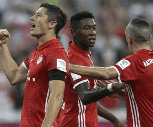 Bayern 6-0 Bremen: Lewandowski lập hat-trick, 'Hùm xám' khởi đầu hoàn hảo