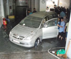 Dân Sài Gòn vất vả "giải cứu" xe máy, ô tô bị nước ngập trong hầm