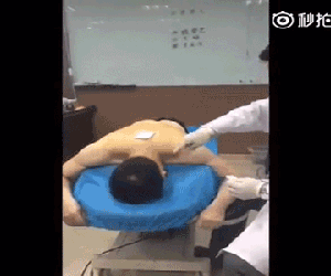 Màn châm cứu bằng "kim tiêm voi" khiến bất cứ ai cũng phải toát mồ hôi