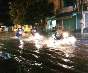 Nhiều tuyến đường thành "sông" sau trận mưa lớn nhất từ đầu mùa