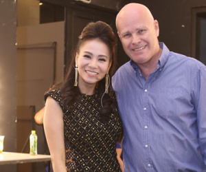 Thu Minh âu yếm chồng Tây trong hậu trường Idol