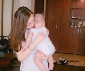 Các fan phát cuồng vì Ly "Kute" liên tục khoe ảnh con trai