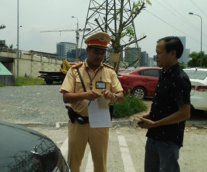Đi ô tô hết hạn kiểm định, rút thẻ phóng viên VTV giả "xin xỏ"