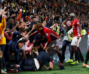Fan MU giẫm đạp lên nhau ăn mừng bàn thắng của Rashford