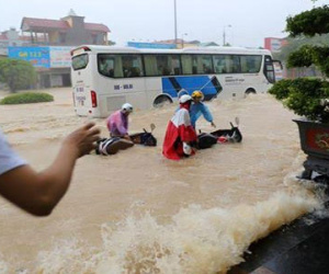 Mưa ngập nhiều thành phố, có nơi ngang thắt lưng