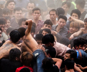 Người Việt "ra ngoài tử tế, về nước làm bừa"