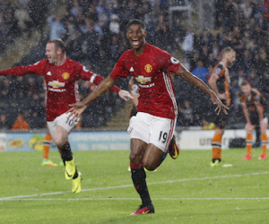 Rashford ghi bàn phút bù giờ, Man Utd thắng đội mới lên hạng