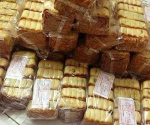 Bánh trung thu 4.000 đồng/cái: Mua cả thùng ăn cho đã
