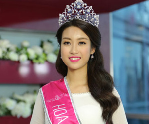 Đỗ Mỹ Linh xinh đẹp xuất hiện sau đăng quang
