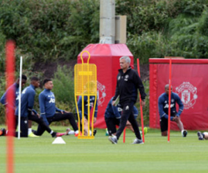 HLV Mourinho suýt nói chuyện với thợ xây bằng "nắm đấm"