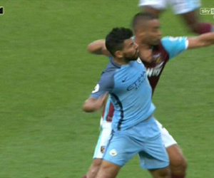 Trọng tài Graham Poll: "Aguero đáng bị treo giò vì đánh cùi chỏ"