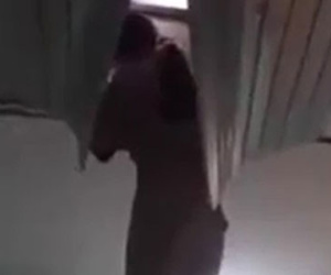 Video: Đột nhập vào nhà dân, nữ "đạo chích" bị mắc kẹt trên trần nhà