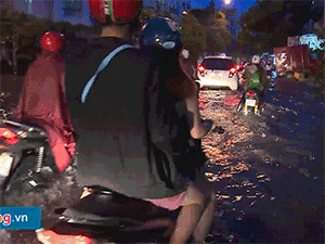 Người Sài Gòn bì bõm lội nước sau cơn mưa lớn