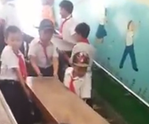 Phụ huynh quay clip học sinh khiêng bàn ghế, nhà trường báo... công an xã!