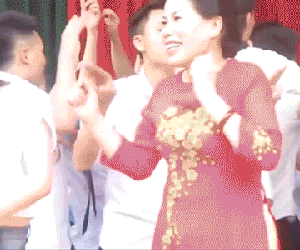 Thầy trò nhảy hỗn loạn trong lễ tốt nghiệp gây tranh cãi