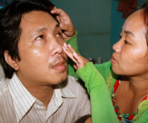 Vì yêu, người vợ nghèo cam tâm hiến mắt cho chồng mù, mong anh 1 lần được thấy mặt con