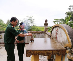 Xạ thủ Hoàng Xuân Vinh cùng vợ vinh quy bái tổ