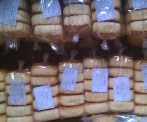 Bánh trung thu 4.000 đồng/cái: Mỗi ngày bán cả trăm cọc