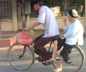 Cụ ông hơn 10 năm đạp xe đèo vợ đi bán trứng tại Hà Nội