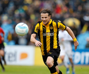 Diego Forlan từ chối trở lại Anh, tránh chống lại Man Utd