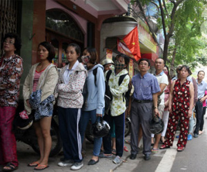 Người Hà Nội xếp hàng từ sáng tinh mơ, chờ đợi mua bánh Trung thu cổ truyền