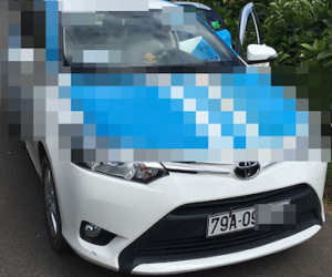 Nữ hành khách máu me đầm đìa bám ca pô taxi quyết lấy lại tài sản