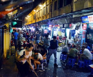 Quán xá nháo nhào dọn dẹp khi cảnh sát xuất hiện lúc 0h