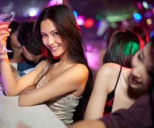Vợ sa ngã bởi "bẫy tiền" của giám đốc già đa tình