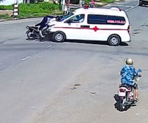 Xe cứu thương vượt đèn đỏ tông người nguy kịch