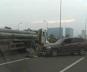 Xe đầu kéo gãy rời bánh khi đấu đầu Mercedes GLK