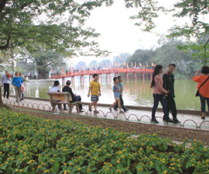 Cảnh sát hình sự hoá trang trên phố đi bộ chống "đạo chích"