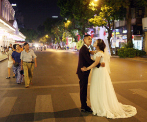 Dâu rể tha hồ chụp ảnh cưới, người dân thi nhau selfie giữa đường ngày phố đi bộ khai trương