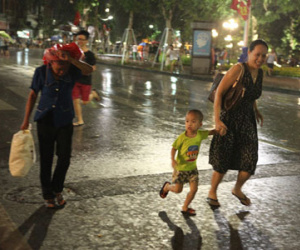 Ngàn người mắc kẹt trên phố đi bộ vì mưa lớn