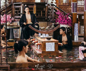 "Người tình ánh trăng": Khi khoe thân trở nên nhàm chán