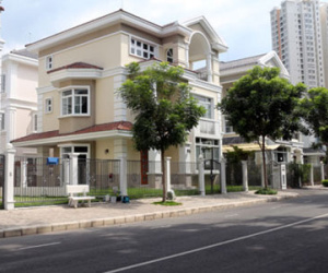 Nhà giàu ở biệt thự triệu USD: View nghĩa địa, hưởng mùi hôi